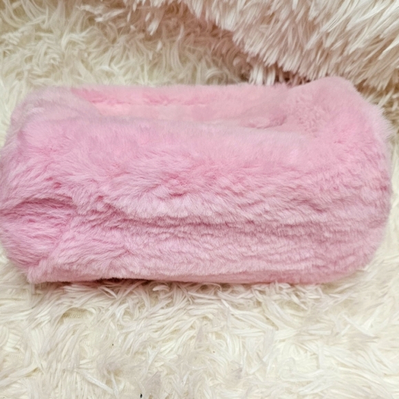 Barbie The Movie Pink Soft Fluffy Faux Fur Cosmetics Bag Primark Exclusive 2023 - Picture 2 of 4
